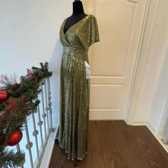 NWT Mac Duggal Sz 4 Green Sequined Butterfly Sleeve Wrap Over A Line Gown
